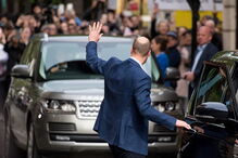 George e Charlotte conhecem o novo irmão