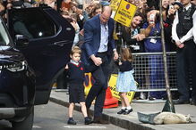 George e Charlotte conhecem o novo irmão