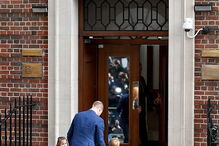 George e Charlotte conhecem o novo irmão