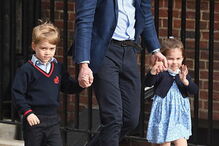 George e Charlotte conhecem o novo irmão