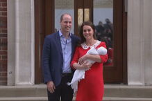 William e Kate à saída do hospital com o terceiro filho