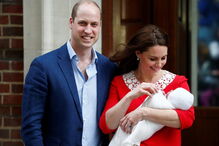 William e Kate à saída do hospital com o terceiro filho