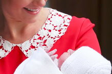 Kate à saída do hospital com o terceiro filho