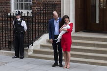 William e Kate à saída do hospital com o terceiro filho