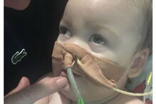 Bebé Alfie sobrevive sem estar ligado a ventilador