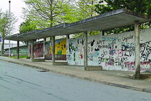 Paragem de autocarros onde o jovem, de 18 anos, foi esfaqueado nas costas  