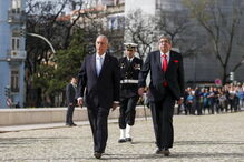 Sessão solene começa após entrada de Marcelo de cravo na mão 