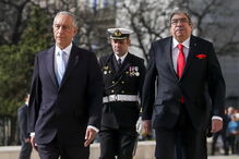 Sessão solene começa após entrada de Marcelo de cravo na mão 