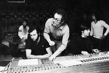 “Grândola, Vila Morena terra da fraternidade”. Zeca Afonso é um dos símbolos da revolução. As canções do homem que deu voz a ‘Grândola, Vila Morena’ continuam a ser trauteadas por novos e velhos