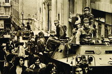 Todos os caminhos foram dar ao Carmo. É uma imagem emblemática do 25 de Abril: a chaimite ‘Bula’ a caminho do quartel do Carmo. Transportou Marcelo Caetano para o quartel da Pontinha