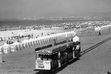Enchente nas praias da costa da Caparica. Não é de hoje que as praias da Costa da Caparica são das mais procuradas pela população da Grande Lisboa. Já em 1974 eram das mais concorridas