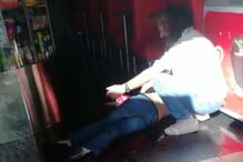 Homem golpeado com garrafa no pescoço 