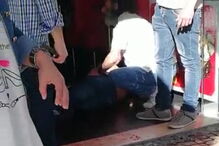 Homem golpeado com garrafa no pescoço 