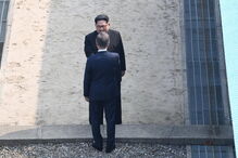 Kim Jong-un, presidente da Coreia do Norte e Moon Jae-in, da Coreia do Sul, saudaram-se emotivamente