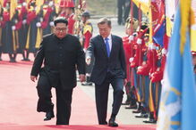 Kim Jong-un, presidente da Coreia do Norte e Moon Jae-in, da Coreia do Sul, saudaram-se emotivamente