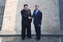 Kim Jong-un, presidente da Coreia do Norte e Moon Jae-in, da Coreia do Sul, saudaram-se emotivamente