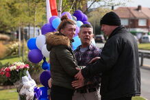Britânicos homenageiam Alfie Evans à porta do hospital	
