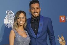 Alex Telles com a namorada, Priscilla Minuzzo