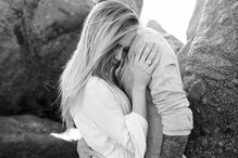 Alex Telles com a namorada, Priscilla Minuzzo