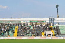 Homem aluga grua para ver o clube jogar
