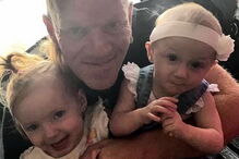 Troca namorado pelo pai deste 22 anos mais velho