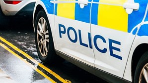 Polícia britânica fecha escolas após “ataque grave” 