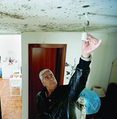 Jorge Lala, de 60 anos, denuncia a falta de condições dos apartamentos   