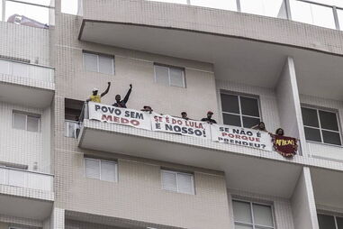 Movimento Sem Teto ocupa apartamento que levou à queda de Lula