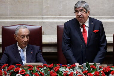  Sessão solene começa após entrada de Marcelo de cravo na mão