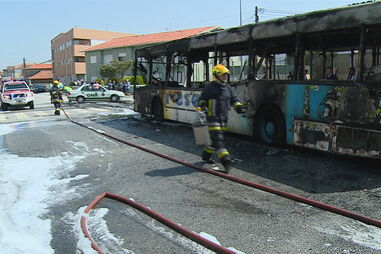 Autocarro arde e gera pânico em passageiros