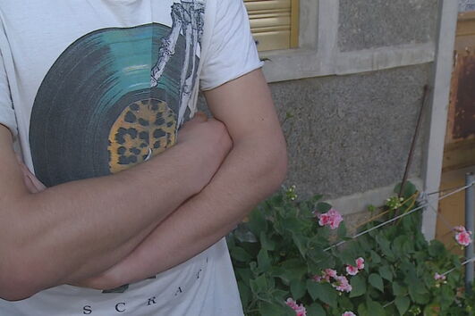 Jovem esfaqueado nas costas