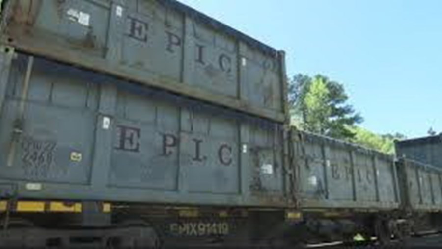 Comboio cheio de dejetos humanos esteve parado vários meses em pequena cidade do Alabama
