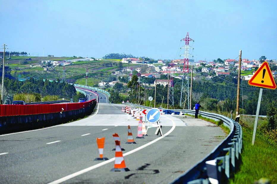 Degradação do troço do IP6 entre Óbidos e Peniche obrigou ao corte da circulação numa das faixas de rodagem