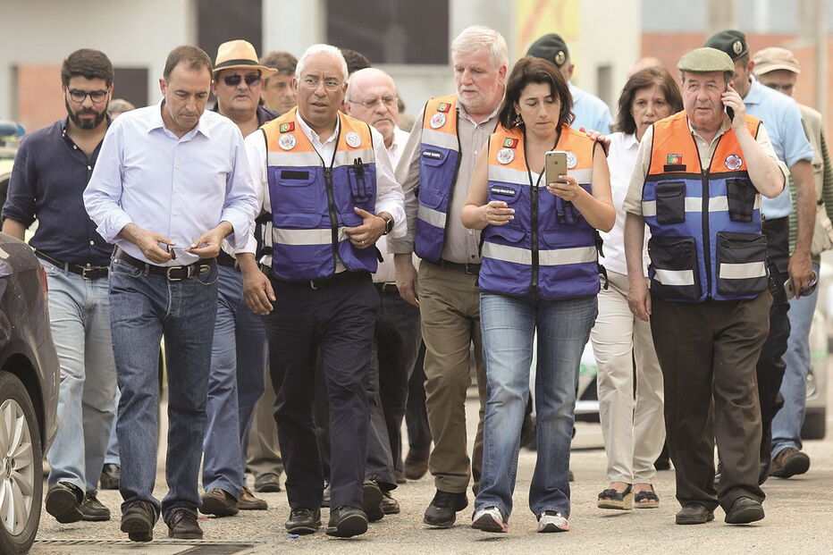 Ex-secretário de Estado Jorge Gomes, na foto entre António Costa e a então ministra Constança Urbano de Sousa, foi informado do risco elevado de incêndios 