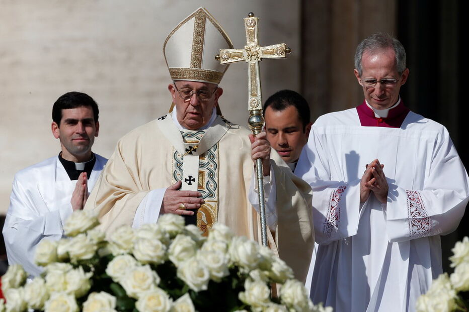 Papa celebra missa de Páscoa para milhares de fiéis no Vaticano