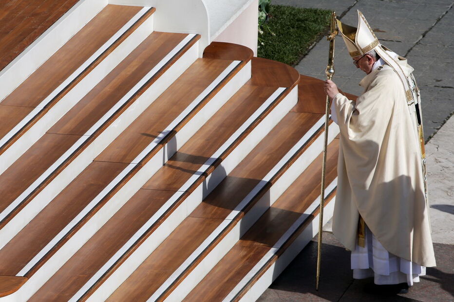 Papa celebra missa de Páscoa para milhares de fiéis no Vaticano