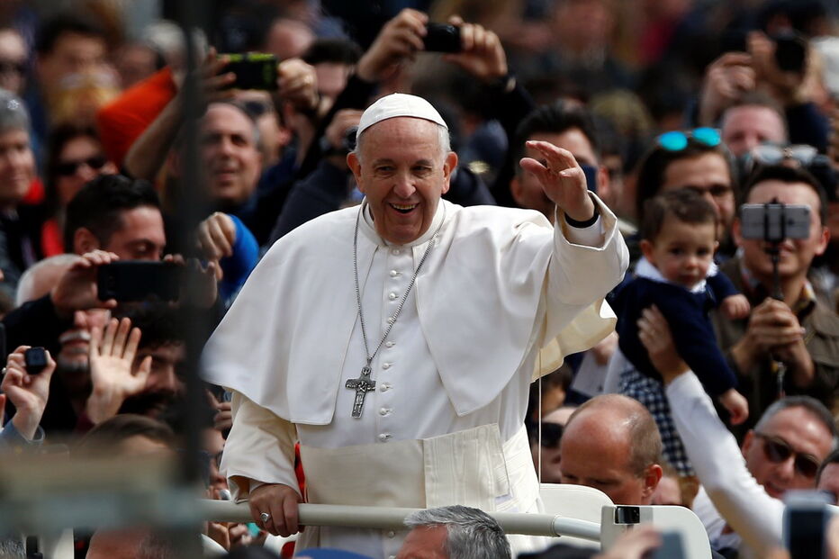 Papa celebra missa de Páscoa para milhares de fiéis no Vaticano