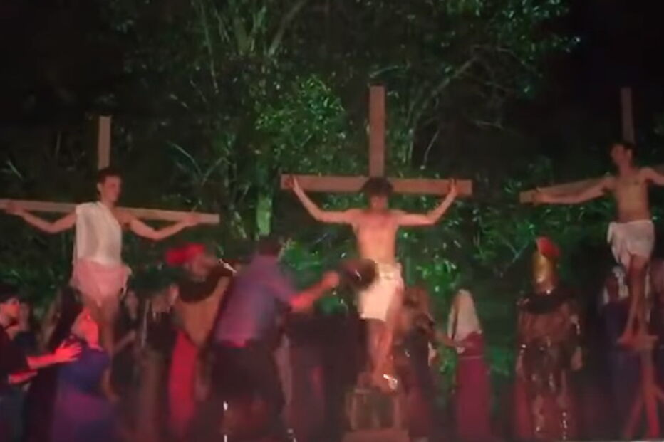 Invade encenação da Páscoa e agride ator que fazia de soldado que prendeu Jesus