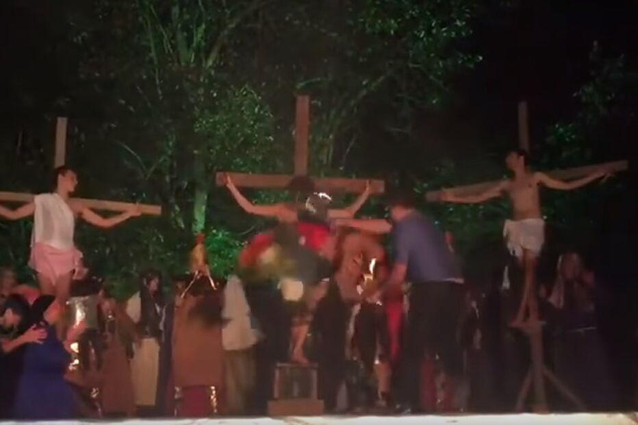Invade encenação da Páscoa e agride ator que fazia de soldado que prendeu Jesus