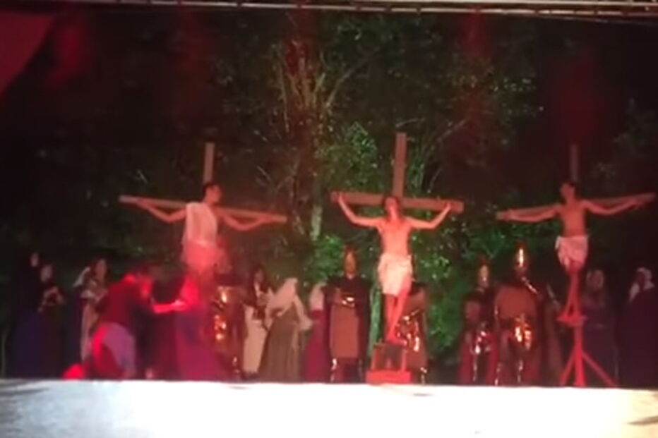 Invade encenação da Páscoa e agride ator que fazia de soldado que prendeu Jesus