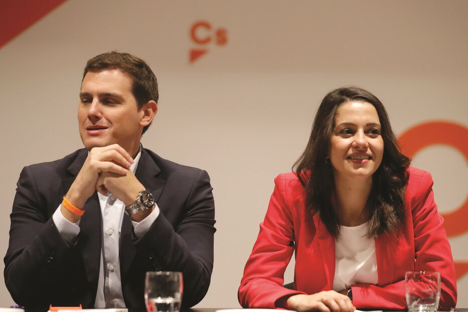 Vitória de Inés Arrimadas (à direita) nas eleições autonómicas de dezembro na Catalunha ajudou a impulsionar o Cidadãos, de Albert Rivera 