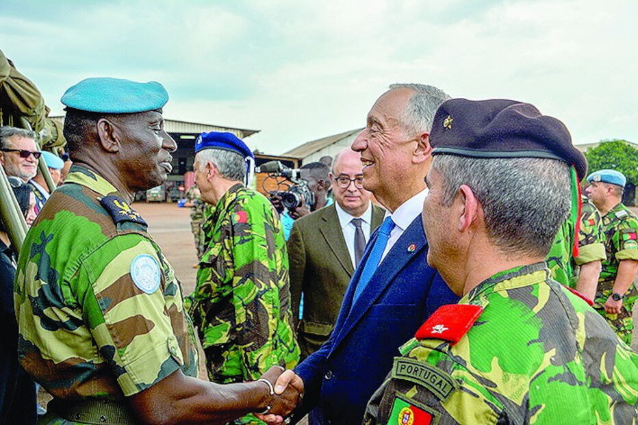 Marcelo Rebelo de Sousa cumprimenta militares de partida para missão na República Centro-Africana