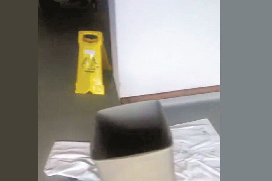 Baldes colocados para recolher água da chuva nos corredores do Hospital de São João