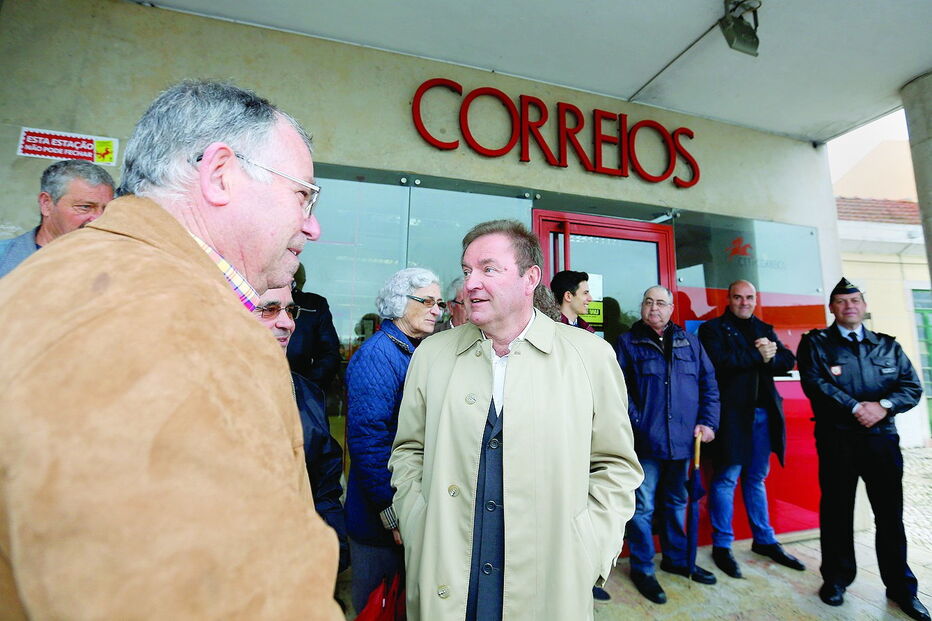 Utentes marcaram presença junto aos Correios de Camarate, no dia em que a junta de freguesia assumiu a gestão