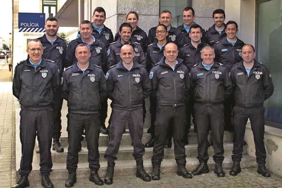 Chefe Fernando Rodrigues (em baixo, à esquerda) junto da equipa de 16 agentes do Gabinete de Atendimento à Vítima