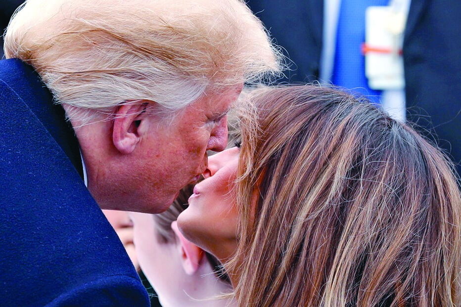 Trump e Melania trocam beijo em ato oficial a propósito da Páscoa 