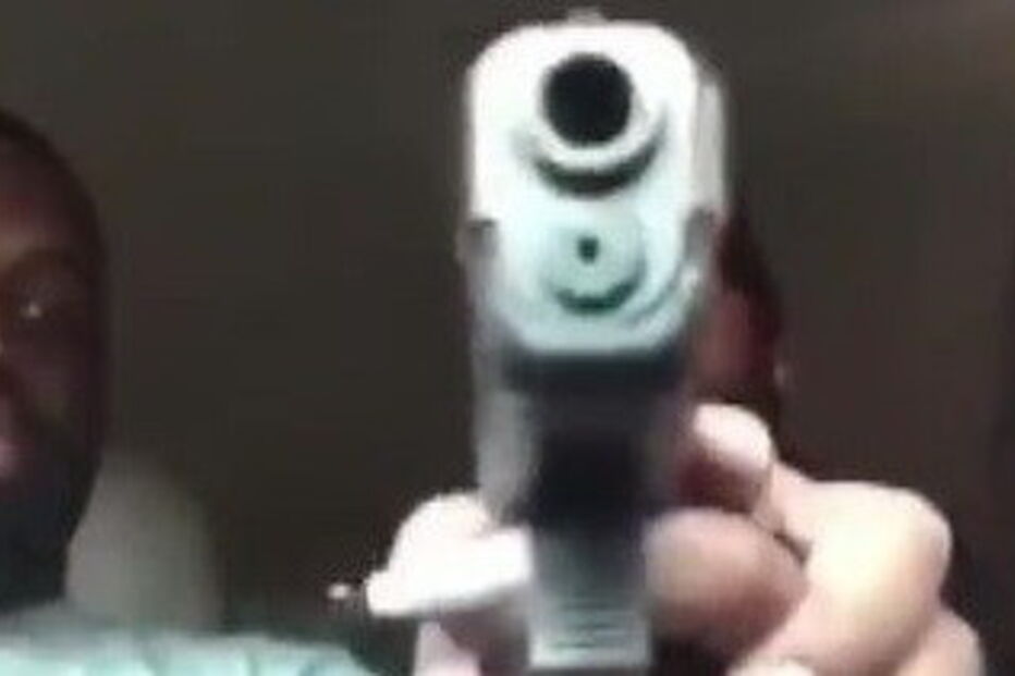 Cassandra atingiu Devyn durante transmissão em direto no Facebook