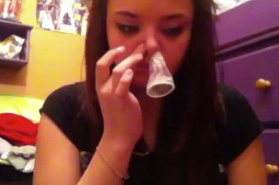 Jovens inalam preservativos no novo ‘desafio’ na Internet