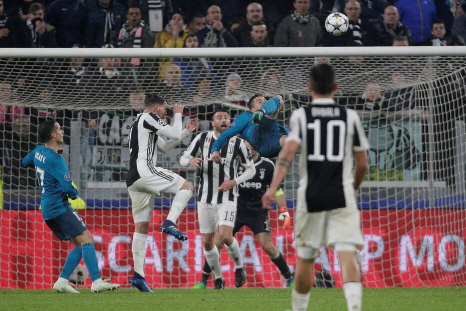 Ronaldo marca de bicicleta à Juventus