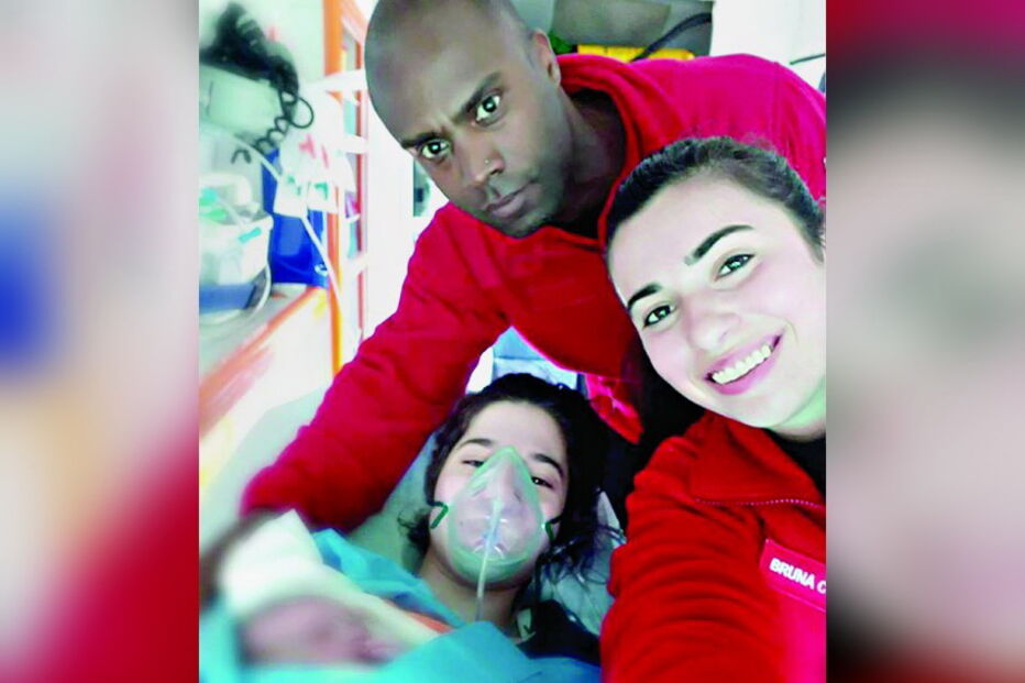 Bombeiros Paulo e Bruna com a mulher que ajudaram a dar à luz na Moita